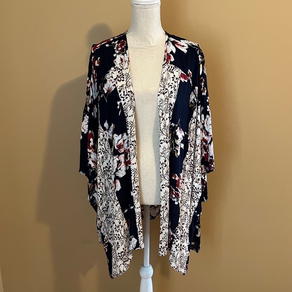 Altar'd State Small/ Medium Floral Kimono - Picture 1 of 5